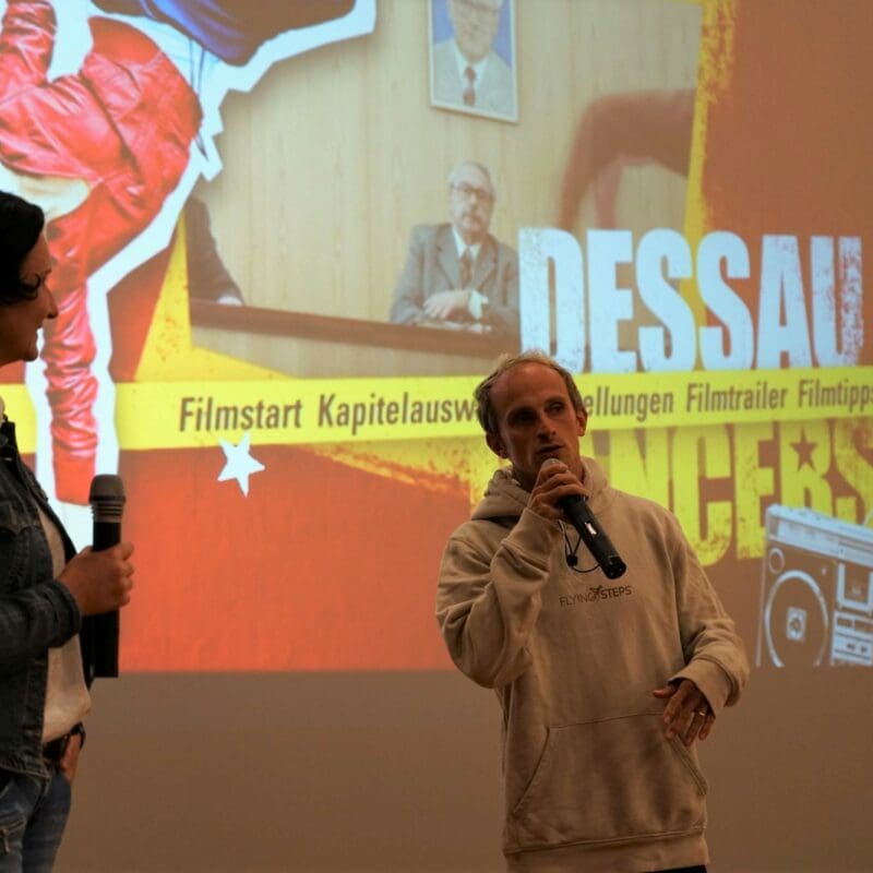 Im Gespräch mit Aline Gros, wissenschaftliche Mitarbeiterin der Point Alpha Stiftung, gewährte der Hauptdarsteller Sebastian Jäger faszinierende Einblicke in die Welt des Breakdance und die die Dreharbeiten von Dessau Dancers. Foto: Johannes Schneider
