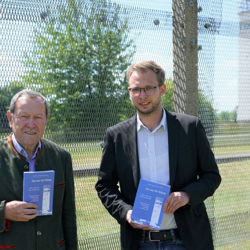 Präsentieren die Neuauflage des Buches am authentischen Geschichtsort Point Alpha: Wendelin H. Priller (links) vom Fuldaer Kanzleiverbund Priller-Berater und Benedikt Stock, Geschäftsführender Vorstand der Point Alpha Stiftung.