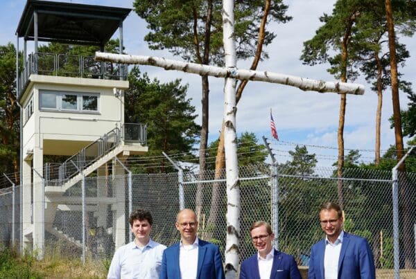 Am Birkenkreuz vor dem US Camp von Point Alpha mit dem Beobachtungsturm im Hintergrund (von rechts) Benedikt Stock, Philipp Amthor, Michael Brand und Johannes Schneider.