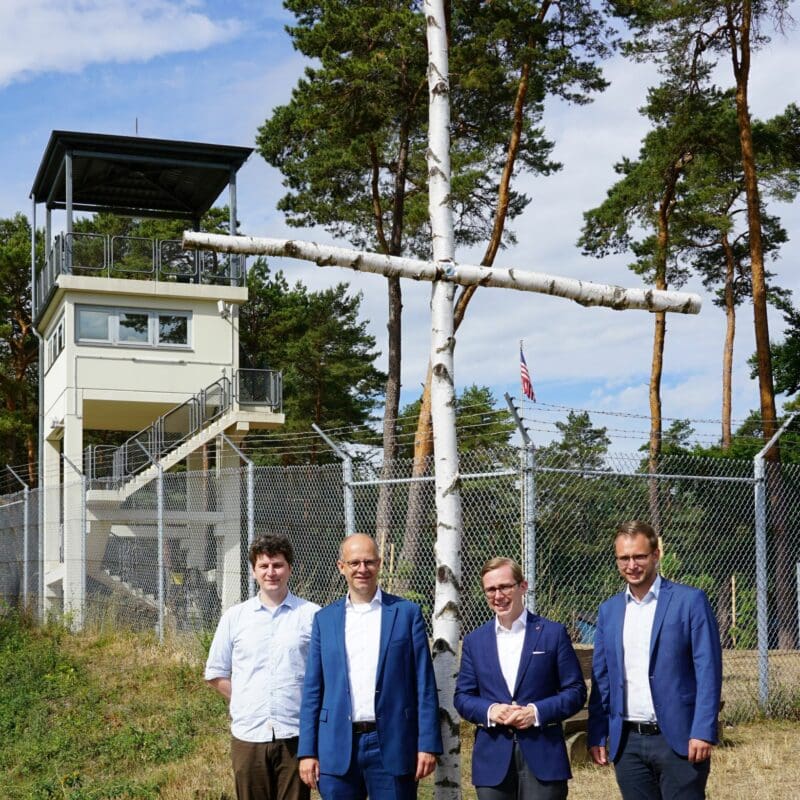 Am Birkenkreuz vor dem US Camp von Point Alpha mit dem Beobachtungsturm im Hintergrund (von rechts) Benedikt Stock, Philipp Amthor, Michael Brand und Johannes Schneider.