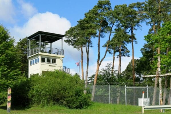 Blick auf das US Camp mit dem Beobachtungsturm.