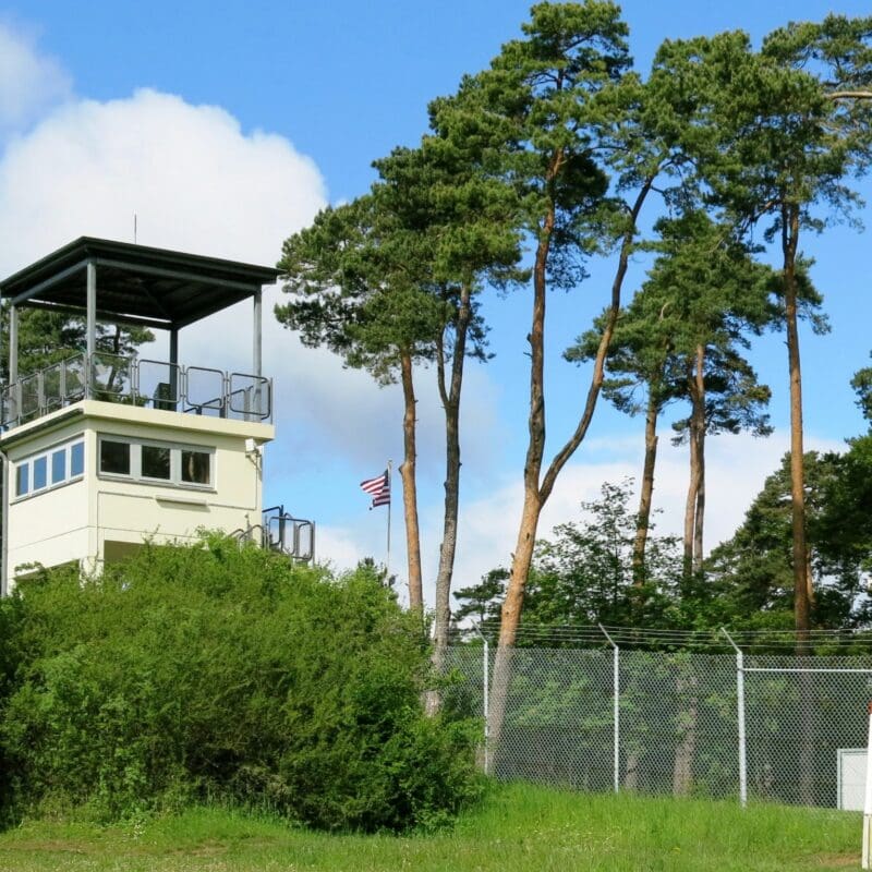 Blick auf das US Camp mit dem Beobachtungsturm.