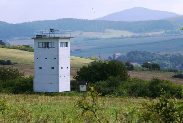 BU: Der Wiesenfelder Turm bot Platz für eine sechsköpfige Besatzung, die bis zum Jahr 1990 von dort aus jeweils in Wachschichten einen 15 Kilometer breiten Abschnitt der Grenze kontrollierte.