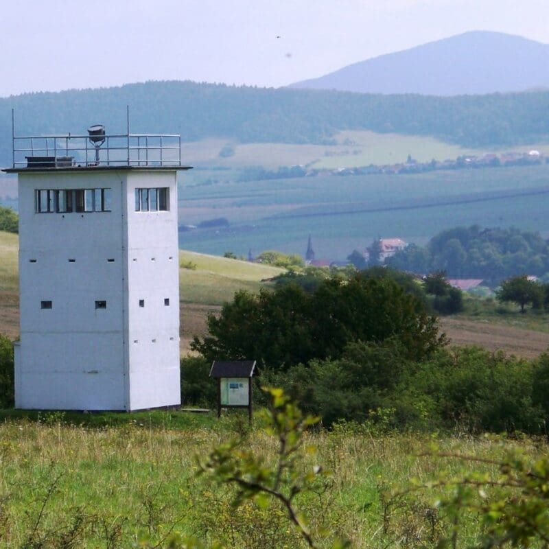 BU: Der Wiesenfelder Turm bot Platz für eine sechsköpfige Besatzung, die bis zum Jahr 1990 von dort aus jeweils in Wachschichten einen 15 Kilometer breiten Abschnitt der Grenze kontrollierte.