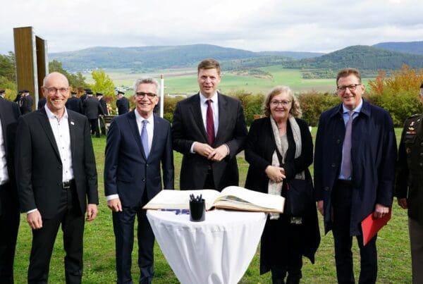 Der Festakt auf Point Alpha mit (von links): Benedikt Stock, Rasdorfs Bürgermeister Jürgen Hahn, Dr. Thomas de Maizière, Dr. Stefan Heck, Dorothea Marx , Stefan Sauer und Major General Stephen J. Maranian.