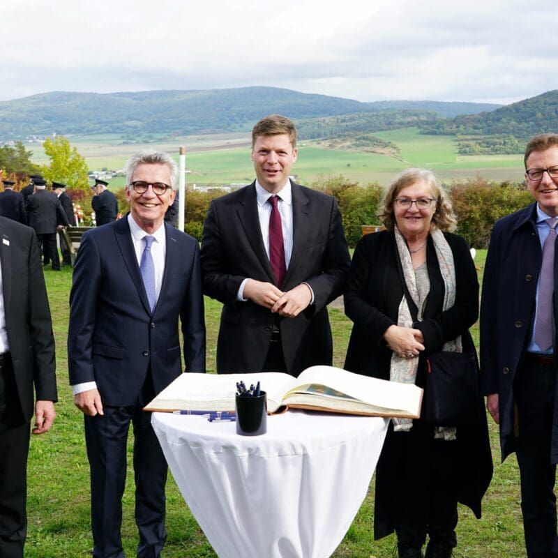 Der Festakt auf Point Alpha mit (von links): Benedikt Stock, Rasdorfs Bürgermeister Jürgen Hahn, Dr. Thomas de Maizière, Dr. Stefan Heck, Dorothea Marx , Stefan Sauer und Major General Stephen J. Maranian.