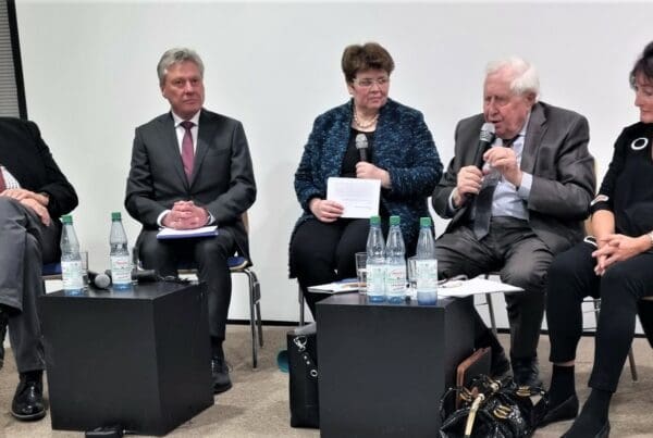 Zeitzeugen erzählen Anekdoten aus der Point-Alpha-Geschichte: Point-Alpha-Mitbegründer Berthold Dücker, Buchautor Claus Peter Müller von der Grün, Moderatorin Jutta Hamberger, Ministerpräsident a.D. Prof. Dr. Bernhard Vogel und die ehemalige US-Verbindungsoffizierin Renate Stieber.