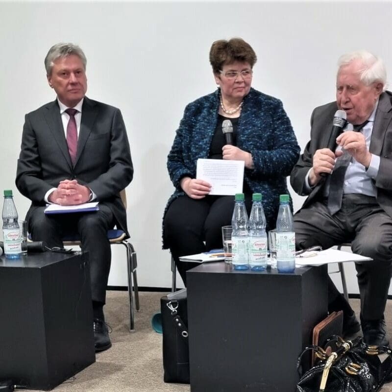 Zeitzeugen erzählen Anekdoten aus der Point-Alpha-Geschichte: Point-Alpha-Mitbegründer Berthold Dücker, Buchautor Claus Peter Müller von der Grün, Moderatorin Jutta Hamberger, Ministerpräsident a.D. Prof. Dr. Bernhard Vogel und die ehemalige US-Verbindungsoffizierin Renate Stieber.