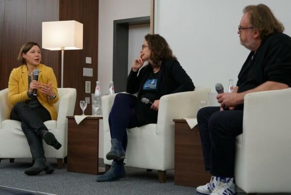 „Die Ukraine und danach“ – auf dem Podium diskutierten unter der Moderation von Jürgen Kaube die Osteuropa-Historikerinnen Gabriele Woidelko (l.) und Dr. Franziska Davies. Fotos: Johannes Schneider