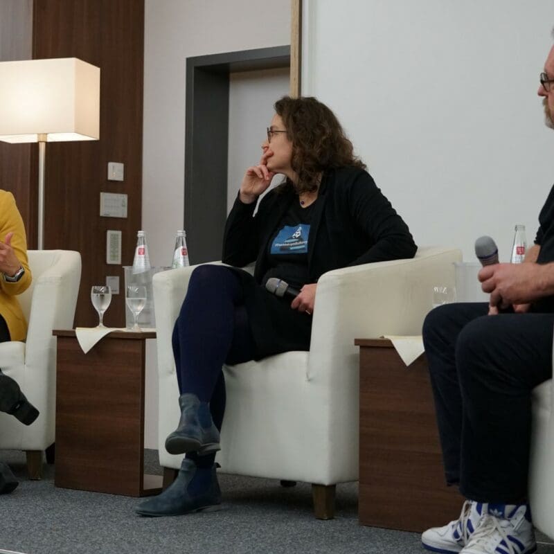 „Die Ukraine und danach“ – auf dem Podium diskutierten unter der Moderation von Jürgen Kaube die Osteuropa-Historikerinnen Gabriele Woidelko (l.) und Dr. Franziska Davies. Fotos: Johannes Schneider