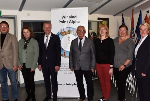 Geschäftsführender und erweiterter Vorstand des Fördervereins Point Alpha (von links): Stefan Sachs, Christina Weller, Raymond Walk, Berthold Jost, Carina Both, Daniela Tischendorf und Diana Henning; nicht auf dem Bild: Guido Wächtersbach. Foto: Annett Sachs