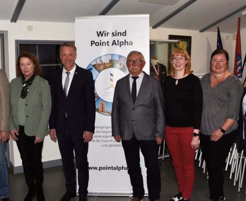 Geschäftsführender und erweiterter Vorstand des Fördervereins Point Alpha (von links): Stefan Sachs, Christina Weller, Raymond Walk, Berthold Jost, Carina Both, Daniela Tischendorf und Diana Henning; nicht auf dem Bild: Guido Wächtersbach. Foto: Annett Sachs