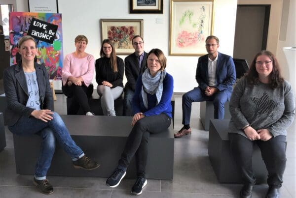 Romy Graser (links), Tourismusbeauftragte der Stadt Geisa hatte die Point Alpha Stiftung mit (von rechts) Katrin Werth, Benedikt Stock, Birgit Konrad, Philipp Metzler, Nadine Hoffmann und Susanne Bott zum Gedankenaustausch in die Deschauer-Galerie eingeladen.