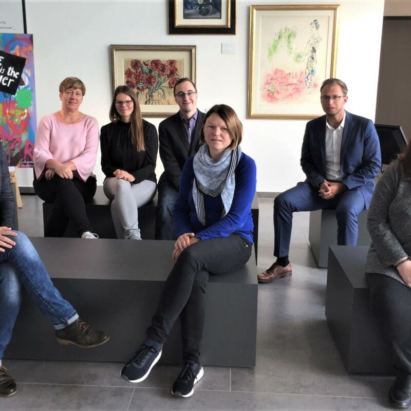 Romy Graser (links), Tourismusbeauftragte der Stadt Geisa hatte die Point Alpha Stiftung mit (von rechts) Katrin Werth, Benedikt Stock, Birgit Konrad, Philipp Metzler, Nadine Hoffmann und Susanne Bott zum Gedankenaustausch in die Deschauer-Galerie eingeladen.
