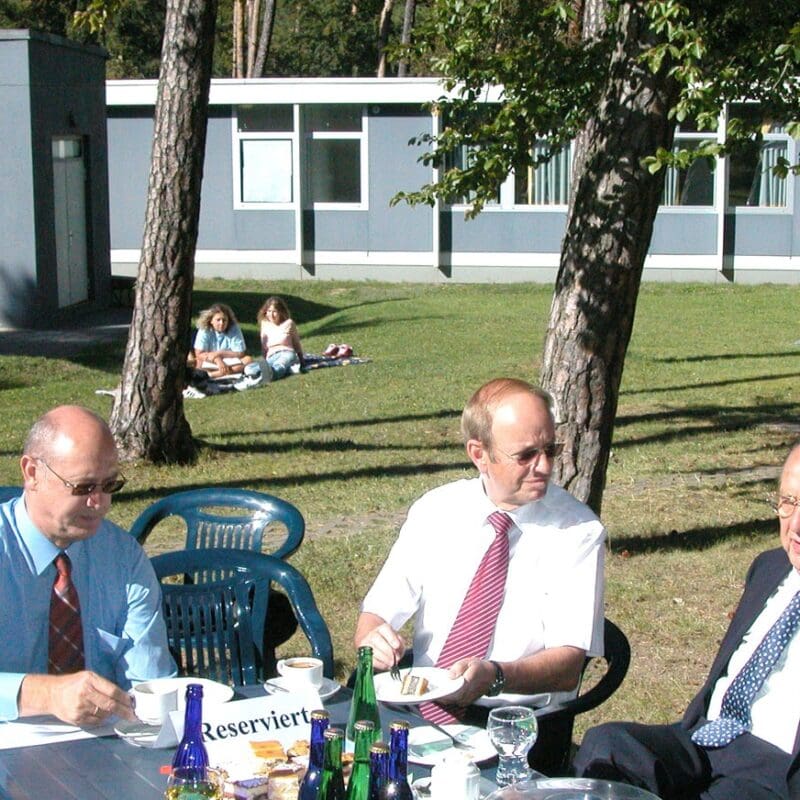 Bereits in den Anfangsjahren von Point Alpha war Werner Deschauer (Mitte) an der Entstehung und weiteren Entwicklung der Gedenkstätte interessiert und führte im Hintergrund einige förderliche Gespräche so wie hier gemeinsam mit dem Vereinsvorsitzenden Berthold Dücker im Herbst 2004 als der ehemalige Außenminister Hans-Dietrich Genscher (rechts) im US Camp zu Gast war.