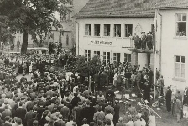 Hoffnung auf Wiedervereinigung: Hunderte Menschen trafen sich zum „17. Juni“ auf dem Rasdorfer Anger vor dem Dorfgemeinschaftshaus. Foto Gemeinde Rasdorf
