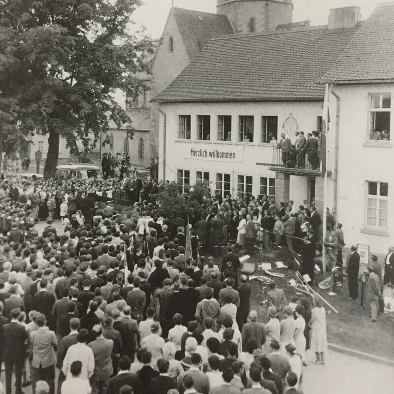 Hoffnung auf Wiedervereinigung: Hunderte Menschen trafen sich zum „17. Juni“ auf dem Rasdorfer Anger vor dem Dorfgemeinschaftshaus. Foto Gemeinde Rasdorf