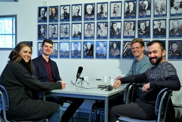 Das „Hesstory“-Team im Gespräch mit Point-Alpha-Mitarbeiter Tim Keller (2.v.l.).