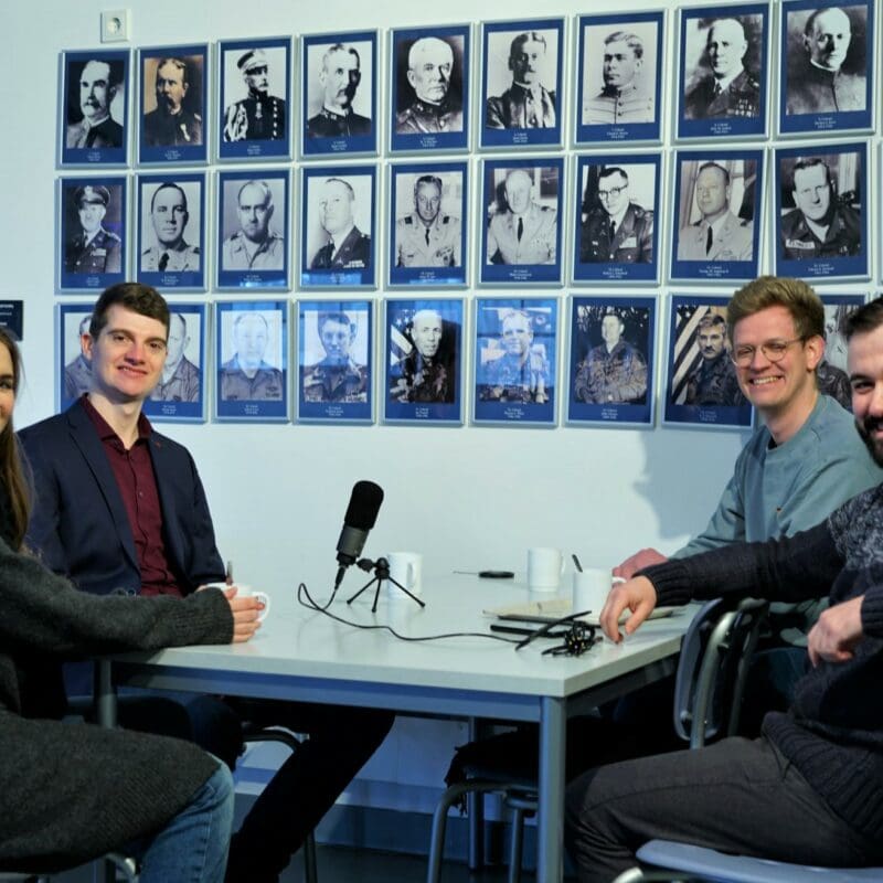Das „Hesstory“-Team im Gespräch mit Point-Alpha-Mitarbeiter Tim Keller (2.v.l.).