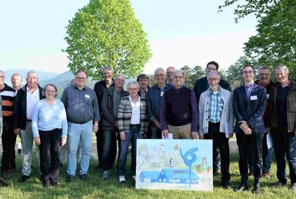 Willkommen im Point-Alpha-Team: Benedikt Stock (rechts), Philipp Metzler (4.v.r) und Jan Ludwig Antoni (6.vr) gratulieren den 16 neue Gästeführern zur bestandenen Prüfung.