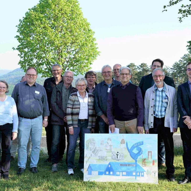 Willkommen im Point-Alpha-Team: Benedikt Stock (rechts), Philipp Metzler (4.v.r) und Jan Ludwig Antoni (6.vr) gratulieren den 16 neue Gästeführern zur bestandenen Prüfung.