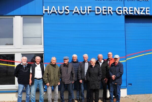 Weltmeisterlicher Besuch auf Point Alpha (von links): der Organisator aus Fulda Uwe-Bernd Herchen, Werner Knecht, Hermann Gras, Erwin Porzner, Diethard Finkelmann, Herbert Lübking, Ingried Lange, Klaus Lange, Point-Alpha-Zeitzeuge Berthold Dücker und Fritz Spannuth.
