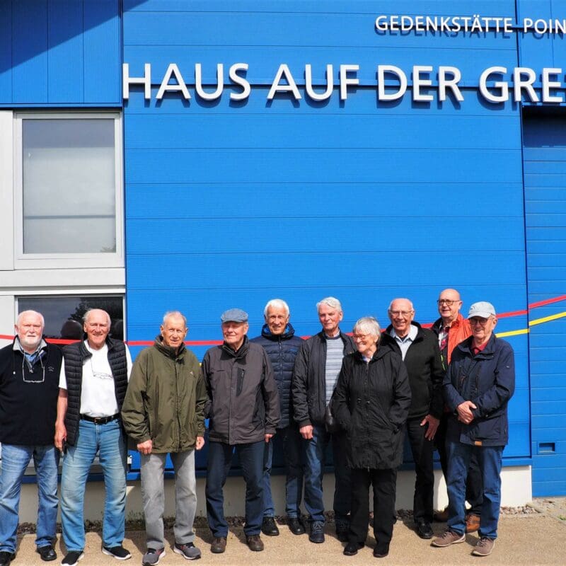 Weltmeisterlicher Besuch auf Point Alpha (von links): der Organisator aus Fulda Uwe-Bernd Herchen, Werner Knecht, Hermann Gras, Erwin Porzner, Diethard Finkelmann, Herbert Lübking, Ingried Lange, Klaus Lange, Point-Alpha-Zeitzeuge Berthold Dücker und Fritz Spannuth.