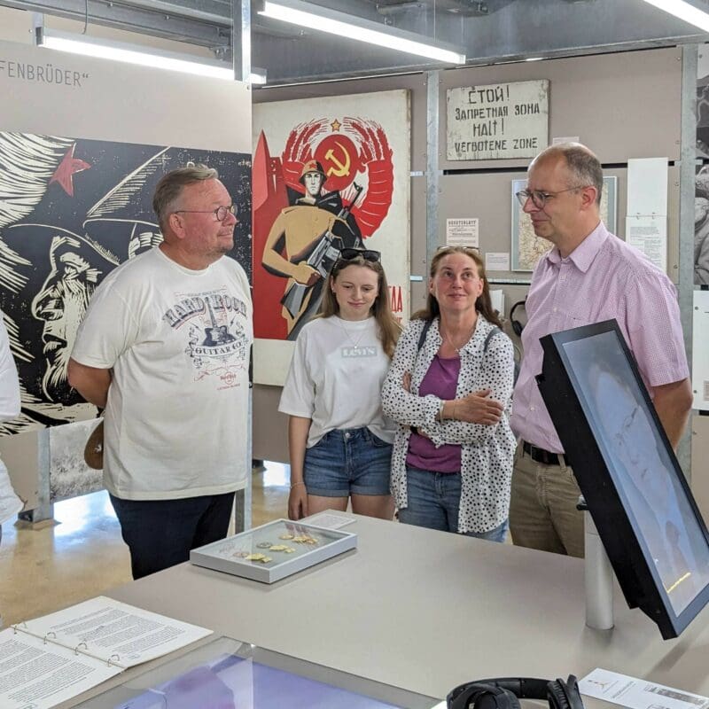 Führung für den Stargast Bernd Stelter (2.v.l.), das Stiftungsratsmitglied Michael Brand, MdB (2.v.r.), und die Sieger eines Gewinnspiels mit Johannes Schneider (rechts) durch die Ausstellungen im Haus auf der Grenze.