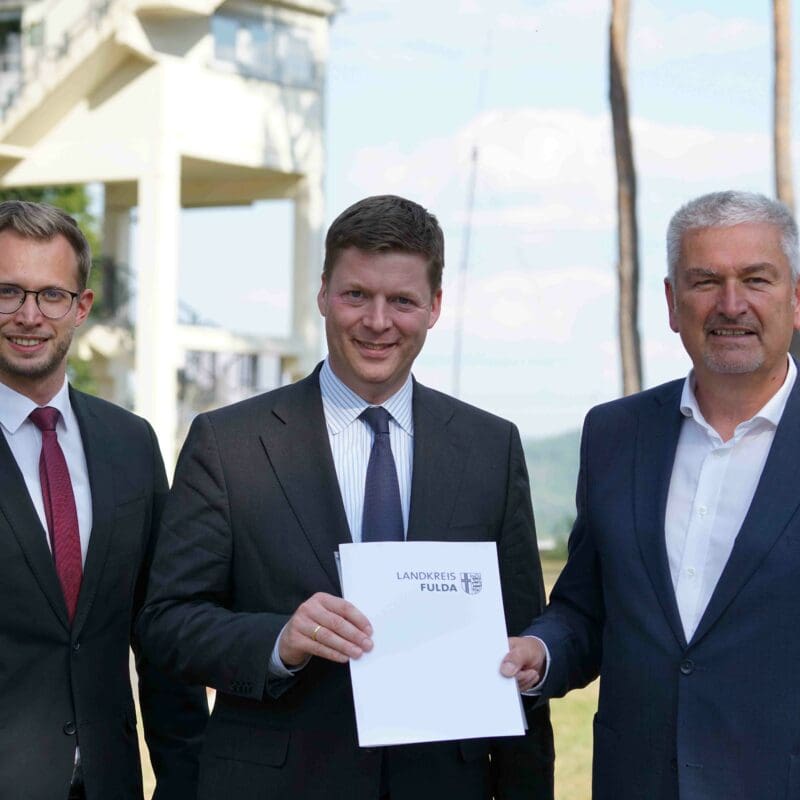 Der Landrat des Landkreises Fulda, Bernd Woide (rechts), übergab den Förderbescheid im US Camp von Point Alpha an den Stiftungsratsvorsitzenden Dr. Stefan Heck (Mitte) und an den Geschäftsführenden Vorstand Benedikt Stock. Foto: Point Alpha/J. Schneider