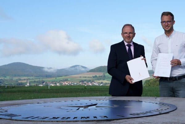 Dr. Bernd Uwe Althaus, Schulamtsleiter des Staatlichen Schulamts Nordthüringen, und Benedikt Stock, Geschäftsführender Vorstand der Point Alpha Stiftung, präsentieren den Kooperationsvertrag.