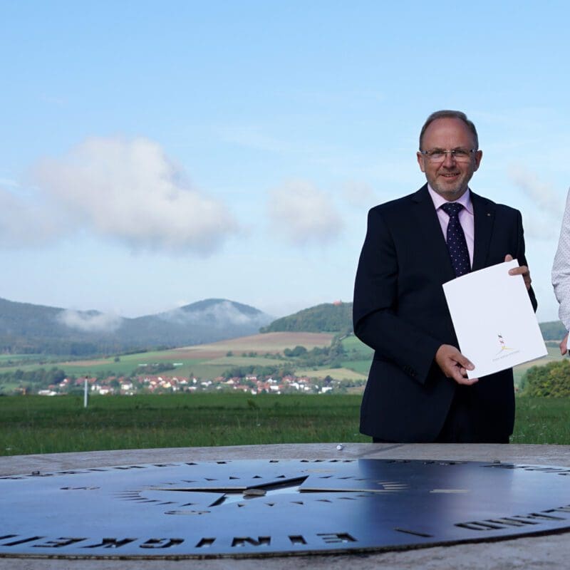 Dr. Bernd Uwe Althaus, Schulamtsleiter des Staatlichen Schulamts Nordthüringen, und Benedikt Stock, Geschäftsführender Vorstand der Point Alpha Stiftung, präsentieren den Kooperationsvertrag.