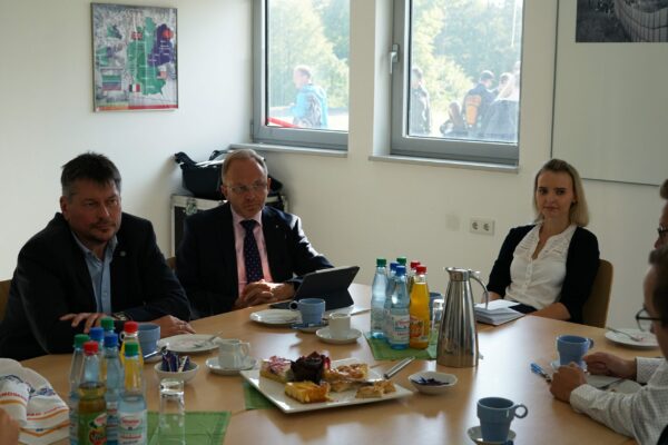 04 Referatsleiter Bernd Kittlaus (li.) und Jessica Kellner (Referentin) begleiteten Dr. Althaus.