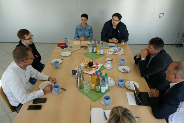 05 Nach der Unterzeichnung der Kooperationsvereinbarung blieb noch Zeit für einen Austausch mit den pädagogischen Mitarbeitern Aline Gros und Jan Ludwig Antoni sowie Studienleiter Philipp Metzler.