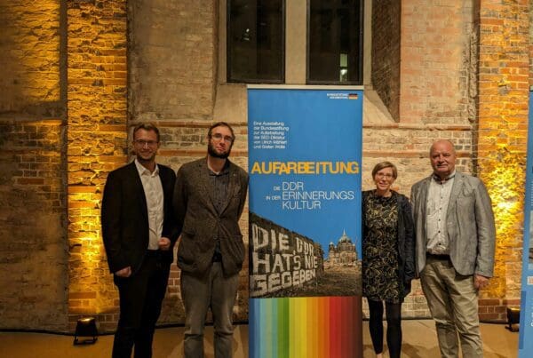 25 Jahre Bundesstiftung zur Aufarbeitung der SED-Diktatur: Zur Festveranstaltung waren (von links) Benedikt Stock, Dr. Felix Ludwig, Mira Keune und Horst Dornieden gereist.