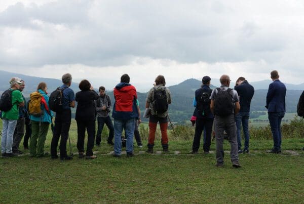 Teilnehmer der Wanderung "NaTour" genießen den Blick in "offene Ferne" der Kuppenrhön.