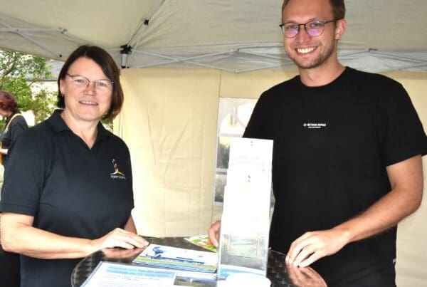 Die Besucher des Marktes in der Point-Alpha-Gemeinde Rasdorf konnten sich über die Angebote der Gedenkstätte informieren. Am Stand Birgit Konrad und Benedikt Stock. Foto: Winfried Möller