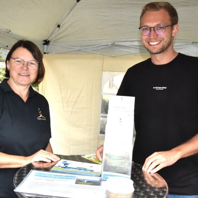 Die Besucher des Marktes in der Point-Alpha-Gemeinde Rasdorf konnten sich über die Angebote der Gedenkstätte informieren. Am Stand Birgit Konrad und Benedikt Stock. Foto: Winfried Möller