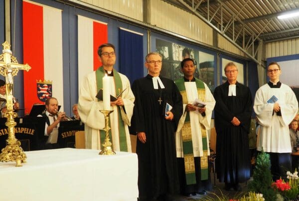 Gestaltet wurde der Ökumenischen Gottesdienst von (von links): Dechant Markus Blümel, Festprediger Superintendent Christoph Ernst, Pater Binesh Mangalan, Pfarrer Roland Jourdan sowie dem Pfarrei-Praktikanten Marcel Krawietz.