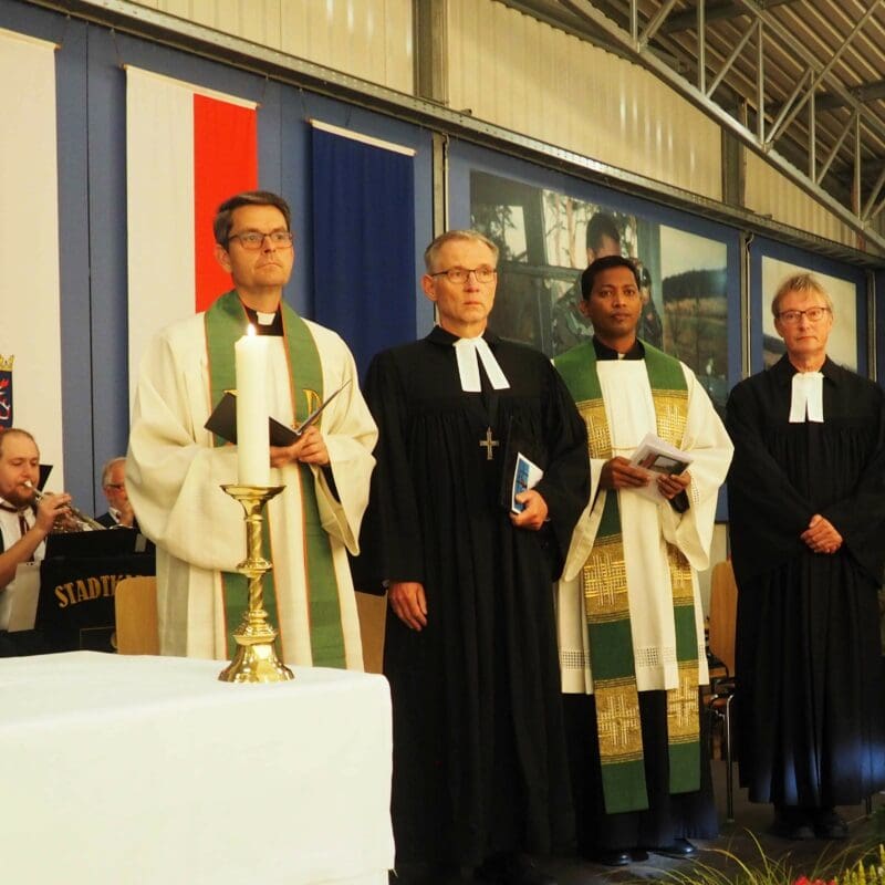 Gestaltet wurde der Ökumenischen Gottesdienst von (von links): Dechant Markus Blümel, Festprediger Superintendent Christoph Ernst, Pater Binesh Mangalan, Pfarrer Roland Jourdan sowie dem Pfarrei-Praktikanten Marcel Krawietz.