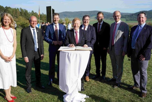Festakt zum "Tag der Deutschen Einheit" auf Point Alpha mit (von links): Manuela Henkel, Jürgen Hahn, Christian Hirte, Festredner Rold Nikel, Mark Weinmeister, Benedikt Stock, Michael Brand und Eric Kirsch.