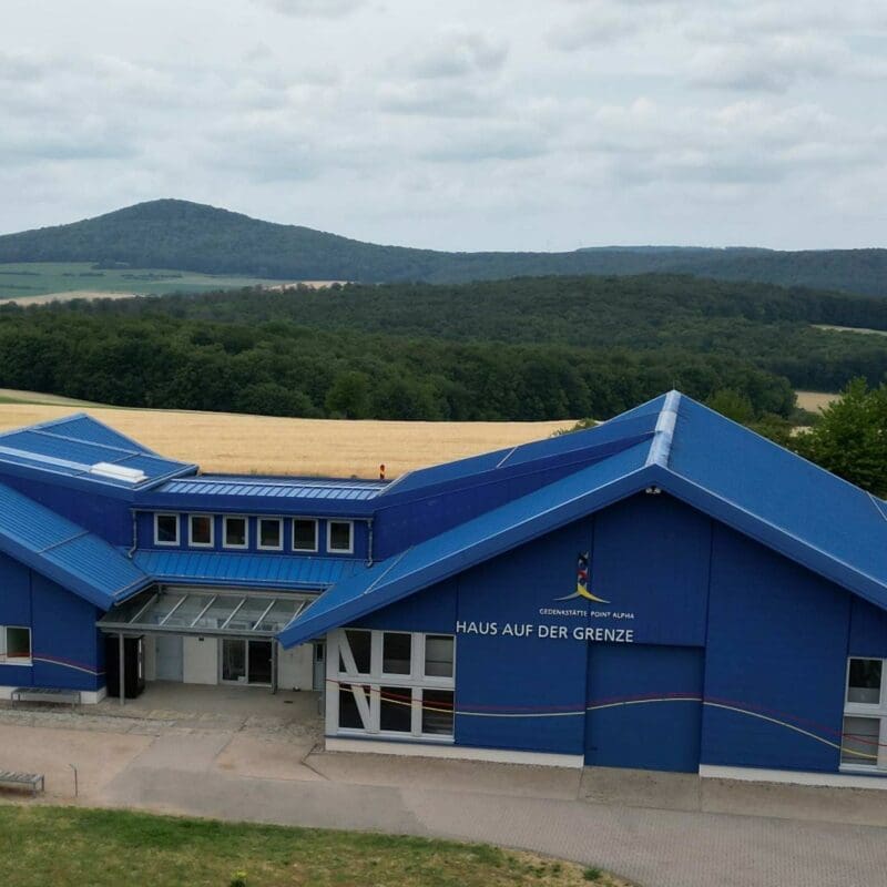 Das Haus auf der Grenze mit der Friedensspirale.