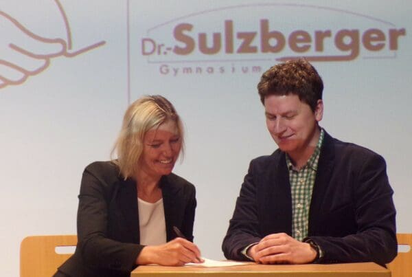 Der Kooperationsvertrag zwischen dem Dr.-Sulzberger-Gymnasium und der Point Alpha Stiftung kann nun mit Leben erfüllt werden.