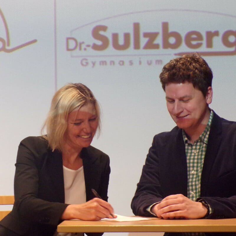 Der Kooperationsvertrag zwischen dem Dr.-Sulzberger-Gymnasium und der Point Alpha Stiftung kann nun mit Leben erfüllt werden.