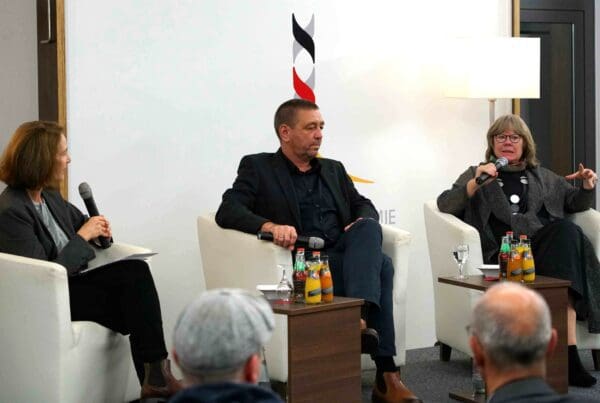 Die Experten auf dem Podium analysierten, bewerteten und ordneten die Ereignisse rund um den Volksaufstand ein.