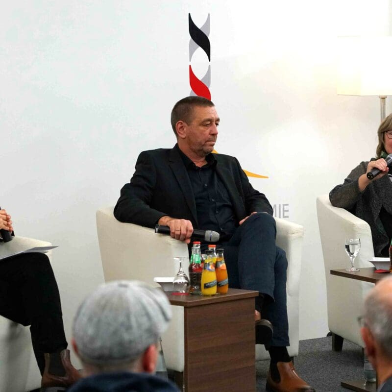 Die Experten auf dem Podium analysierten, bewerteten und ordneten die Ereignisse rund um den Volksaufstand ein.