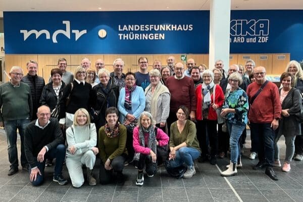 Erinnerungsfoto des Fördervereins Point Alpha e.V. vor dem MDR-Funkhaus in Erfurt.
