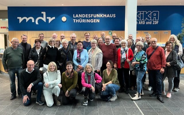 Erinnerungsfoto des Fördervereins Point Alpha e.V. vor dem MDR-Funkhaus in Erfurt.