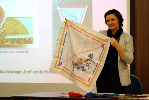 Die Point-Alpha-Zeitzeugin Aline Gros (1977 in Thüringen geboren und aufgewachsen) fragt zu Recht: „Wo finden eigentlich unsere Jahrgänge statt?“ Der Plan von Point Alpha: Die zwischen 1975 und 1985 in der DDR und der Bundesrepublik geborenen Menschen zusammenzubringen und ihre Geschichte(n) sichtbar machen.