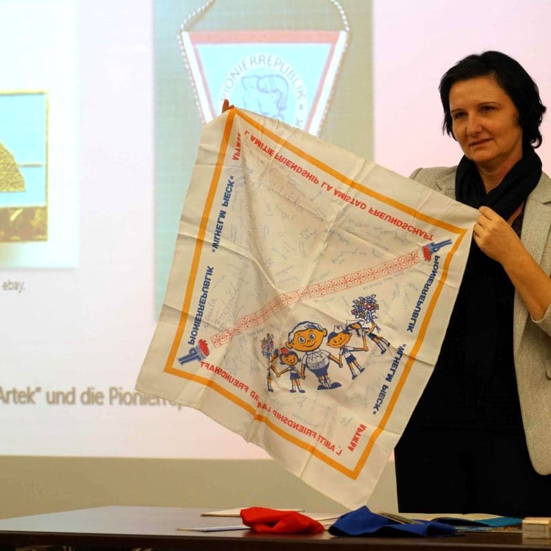 Die Point-Alpha-Zeitzeugin Aline Gros (1977 in Thüringen geboren und aufgewachsen) fragt zu Recht: „Wo finden eigentlich unsere Jahrgänge statt?“ Der Plan von Point Alpha: Die zwischen 1975 und 1985 in der DDR und der Bundesrepublik geborenen Menschen zusammenzubringen und ihre Geschichte(n) sichtbar machen.