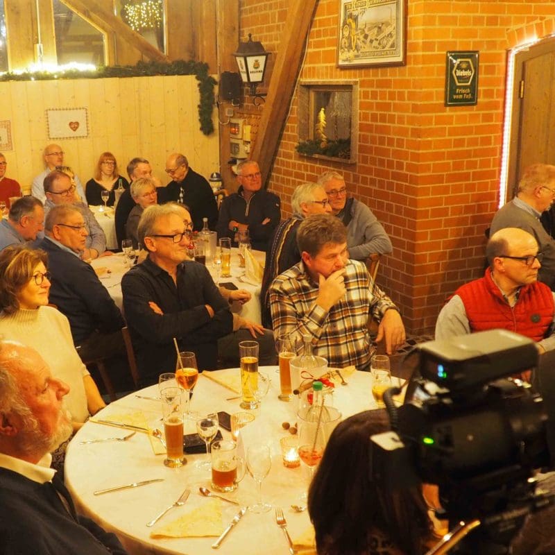Bis auf den letzten Platz besetzt war die „Tenne“ im Restaurant „Zum goldenen Adler“.